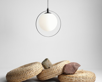 Biała lampa szklana kula Aura z czarnym dekoracyjnym elementem